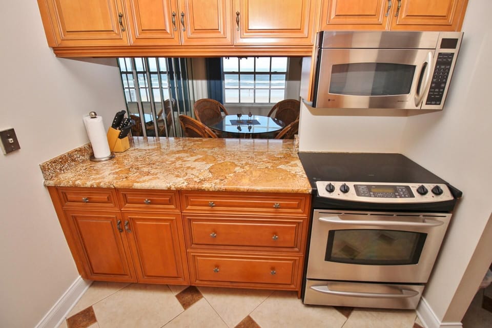 Condo, 1 King Bed (Colony Beach Club 225) | Private kitchen | Oven, coffee/tea maker, toaster, blender