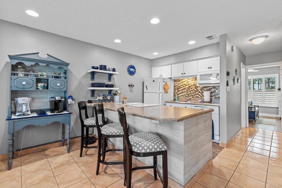 Condo, 1 King Bed (Colony Beach Club 210) | Private kitchen | Oven, coffee/tea maker, toaster, blender