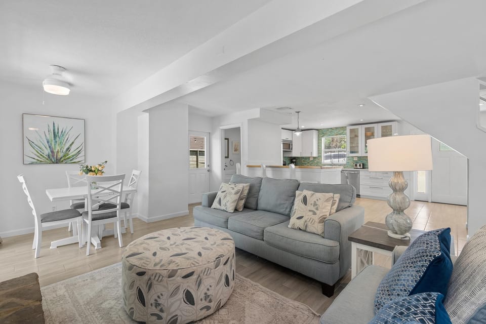 House, 2 Queen Beds (Barefoot Bungalow) | Living area