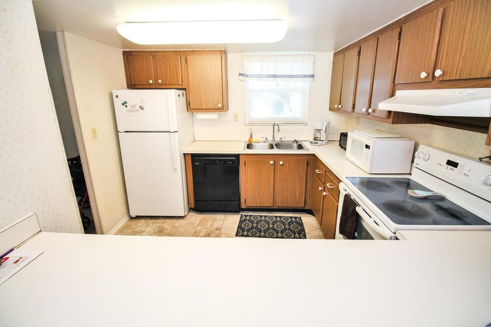 Condo, 1 King Bed with Sofa bed (Surfside 107) | Private kitchen | Oven, coffee/tea maker, toaster, blender