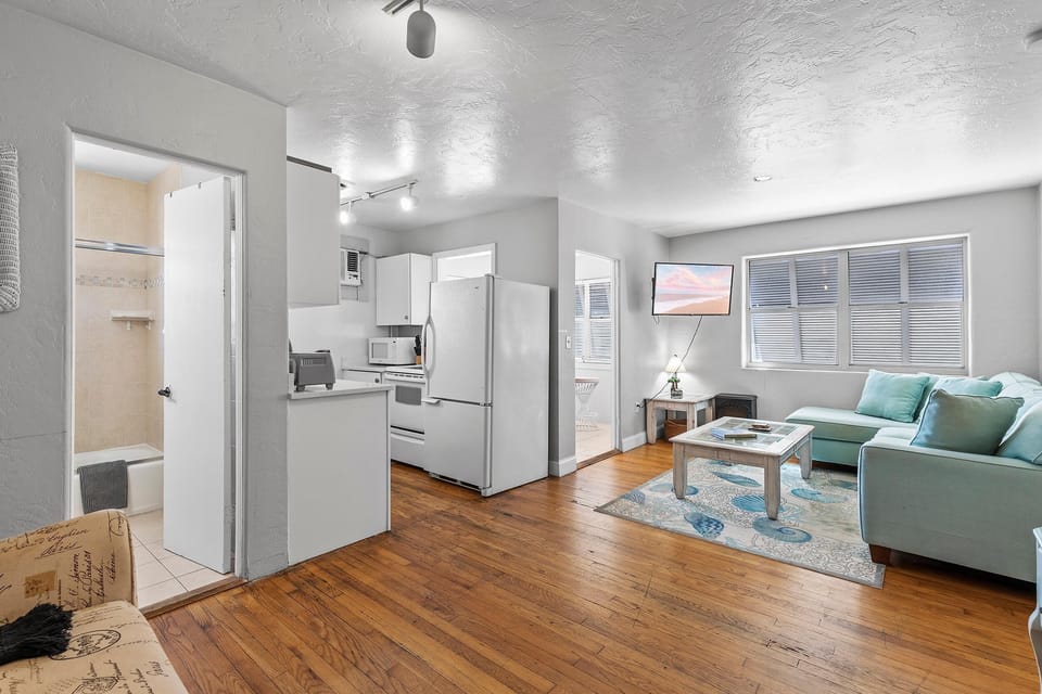 Condo, 1 Queen Bed (Flagler Suites 4) | Living area