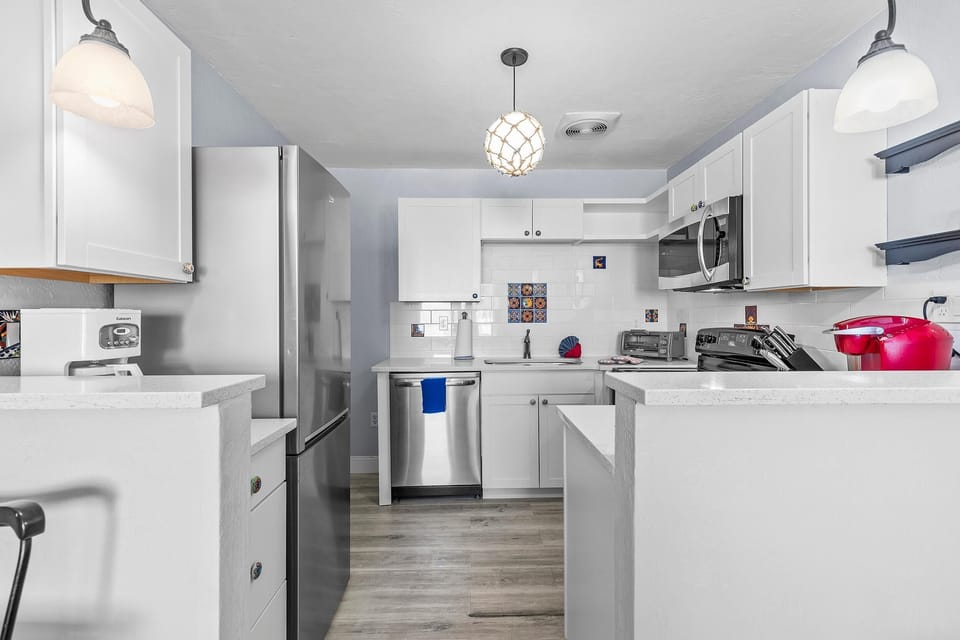 Condo, 1 Queen Bed with Sofa bed (Flagler Suites 2) | Private kitchen | Oven, toaster