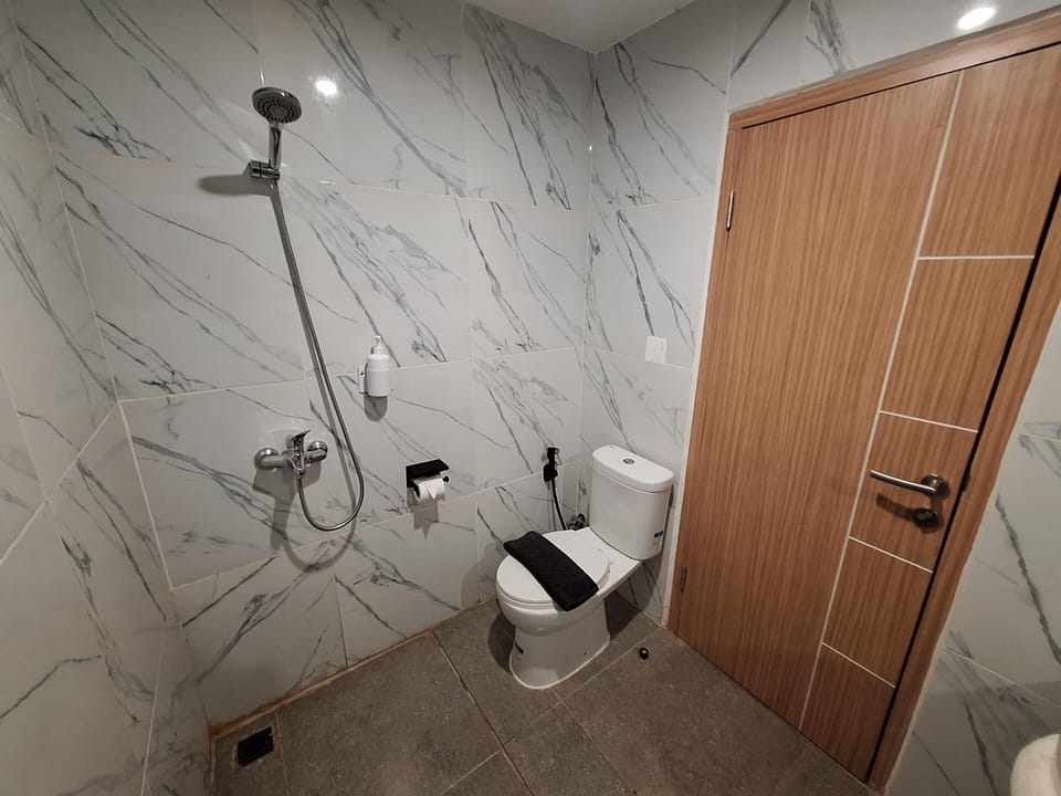 Superior Double Room | Bathroom | Slippers, towels