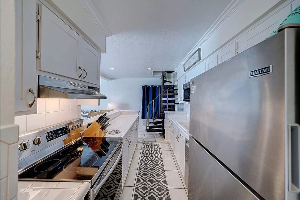 Kitchen, refrigerator has ice maker