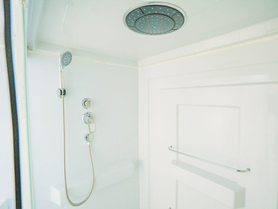 ・[Shower room] Each tent is equipped with a shower room. You can freshen up whenever you like.