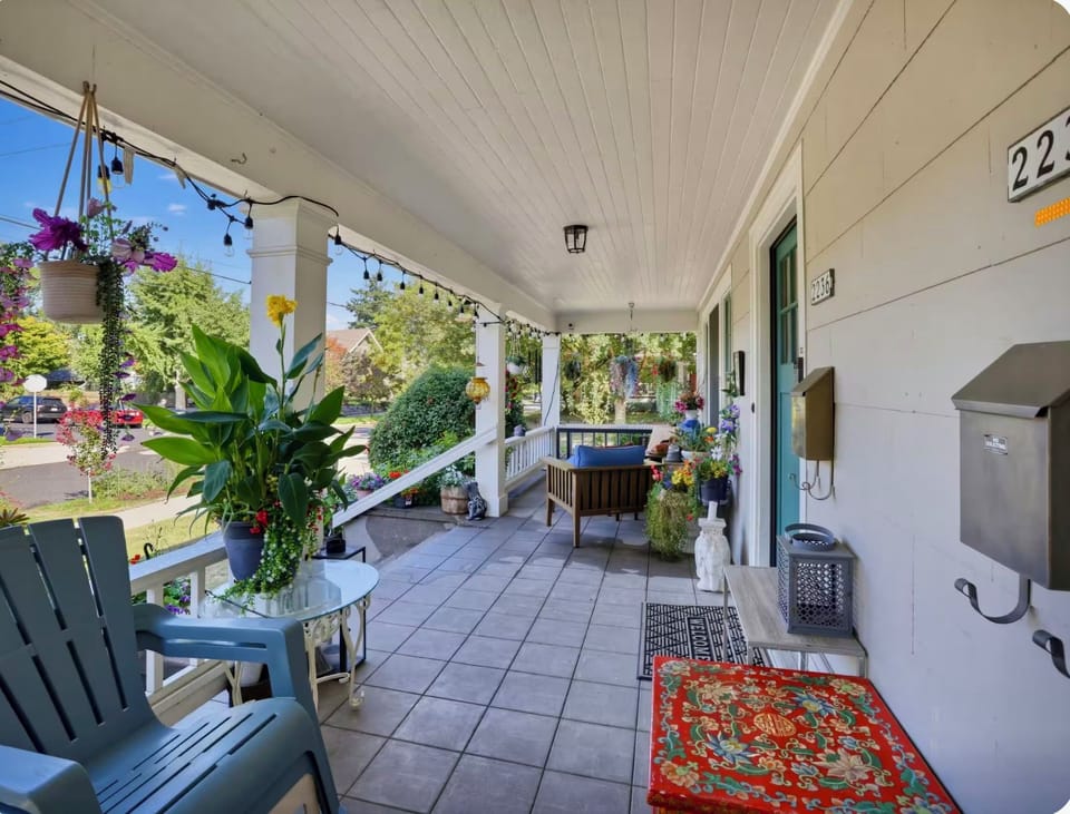 Fornt porch