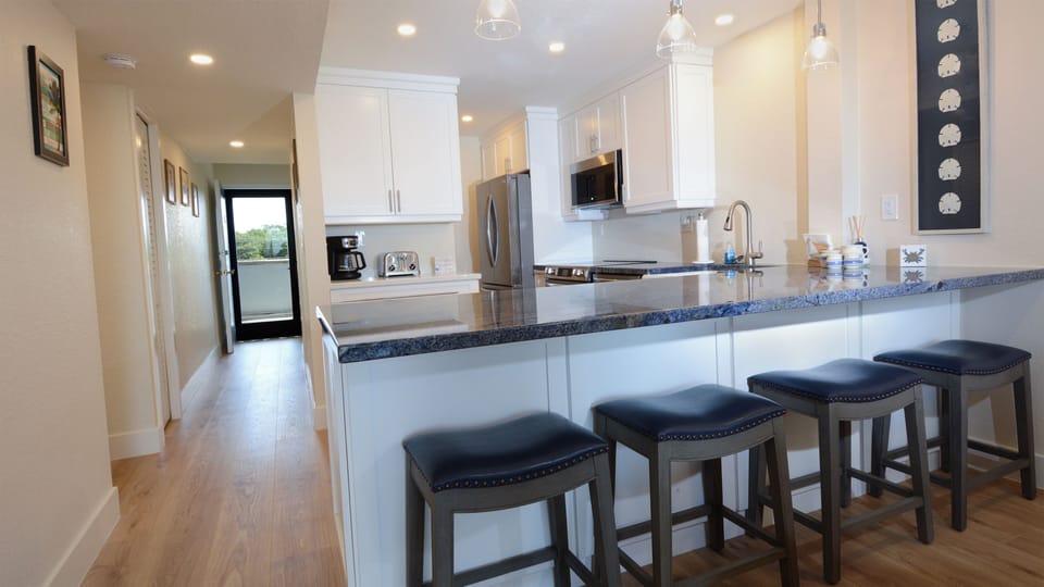 Breakfast Bar & Kitchen