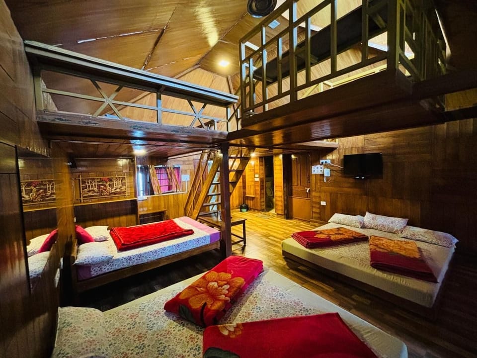 Grand Room | Premium bedding, soundproofing, free WiFi, bed sheets