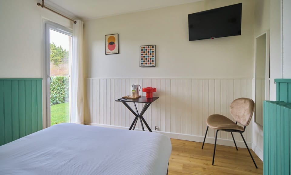 Classic Double Room, Garden View | Laptop workspace, soundproofing, free WiFi
