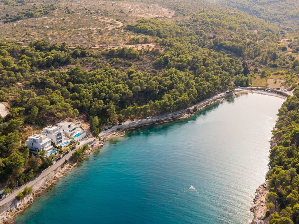 Body Of Water, Water Resources, Coast, Coastal And Oceanic Landforms, Sea, Cove, Shore, Headland, Watercourse, Bank