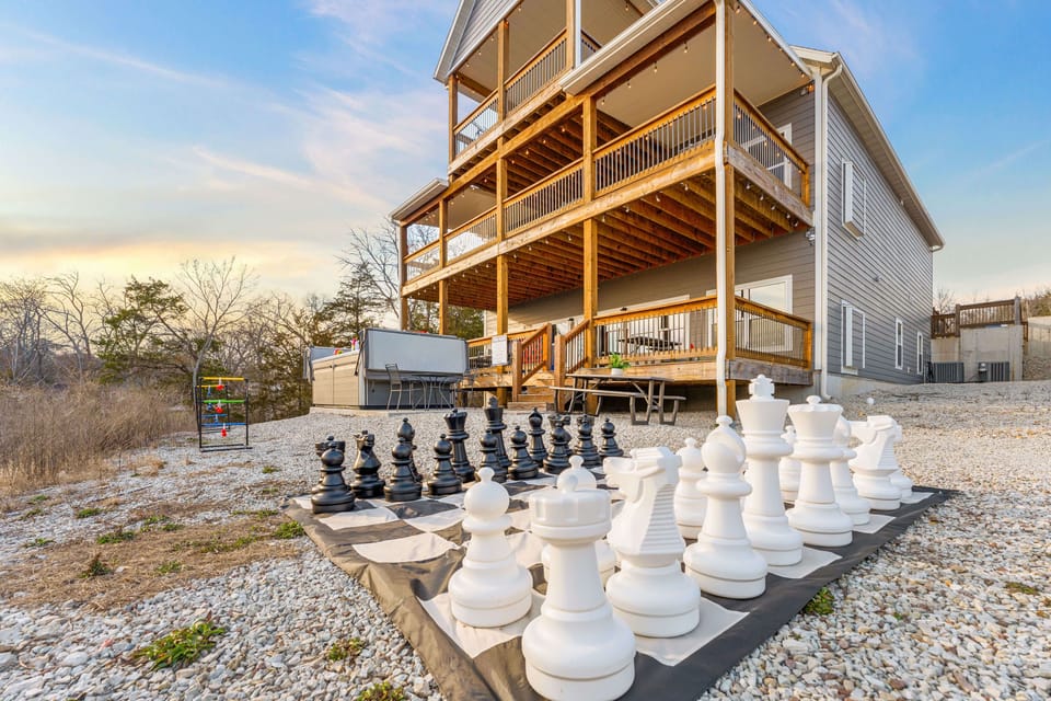 Checkmate under the sun! This oversized outdoor chess set invites you to challenge your mind and enjoy strategic fun in a beautiful setting. 🌿♟️
