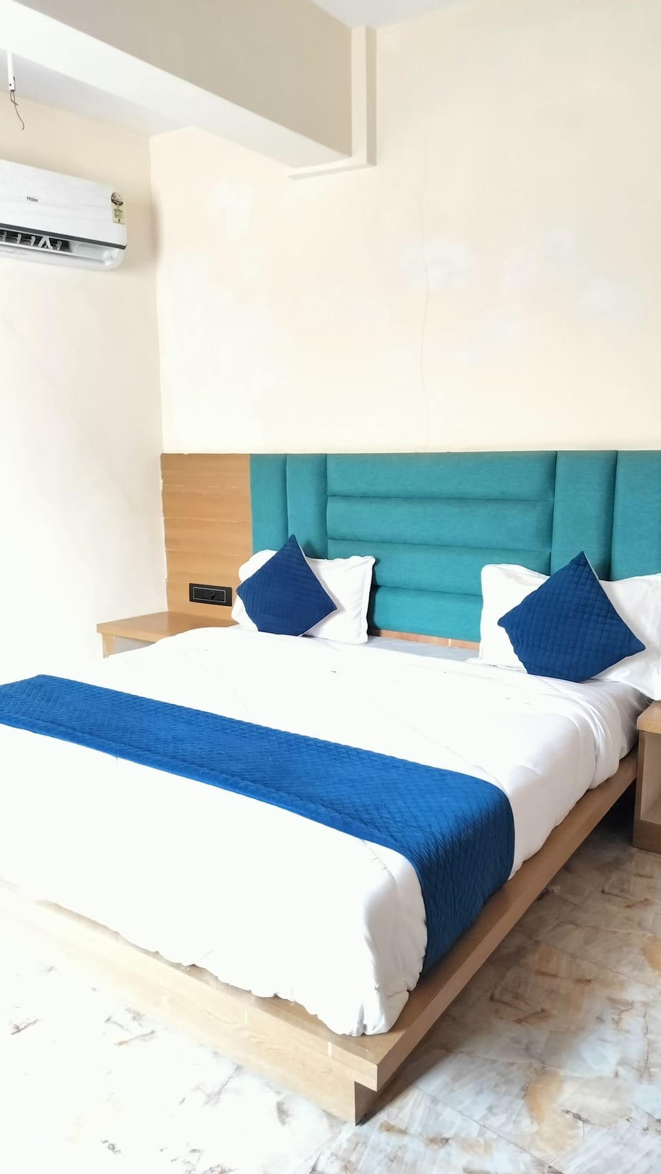 Family Room | Egyptian cotton sheets, premium bedding, desk, laptop workspace