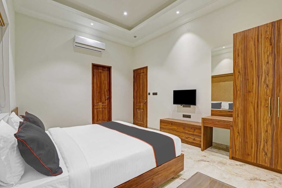 Deluxe Double Room, 1 King Bed | Iron/ironing board (on request), WiFi (free)