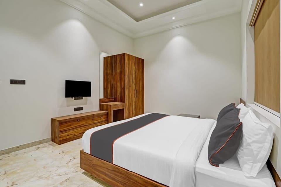 Deluxe Double Room, 1 King Bed | Iron/ironing board (on request), WiFi (free)