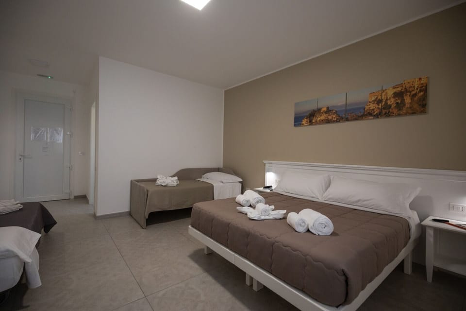 Deluxe Quadruple Room | Desk, free WiFi
