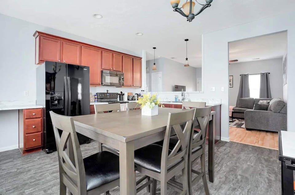 Dining Room: A bright and airy dining space for unforgettable meals!