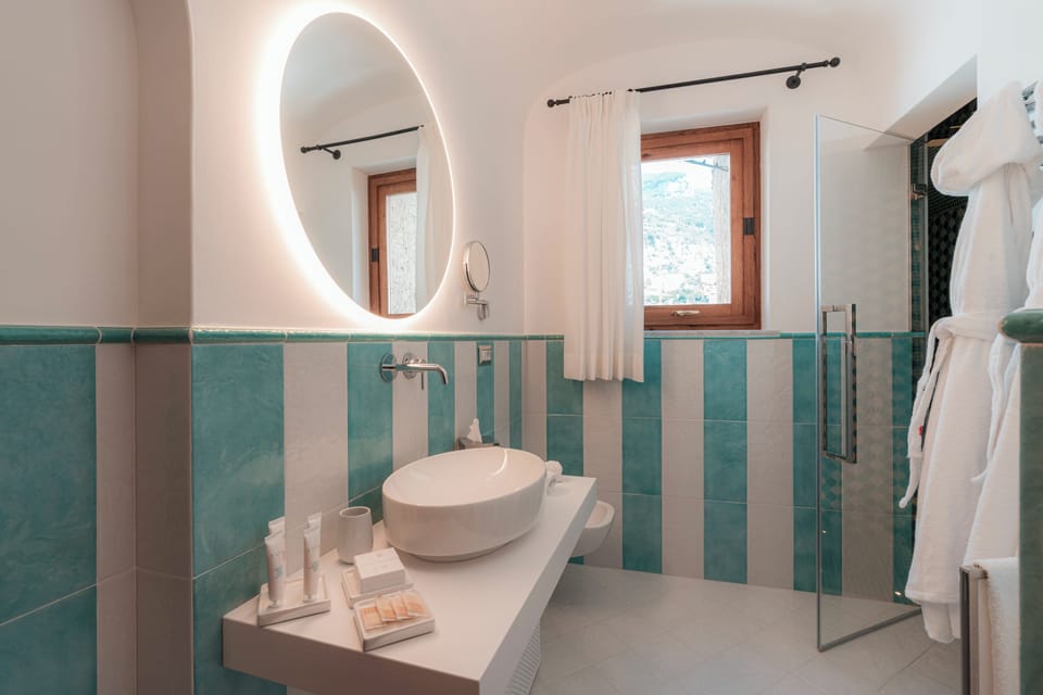 Camera Deluxe, 1 letto king, vista mare, balcone | Bathroom | Hair dryer, slippers, bidet, towels