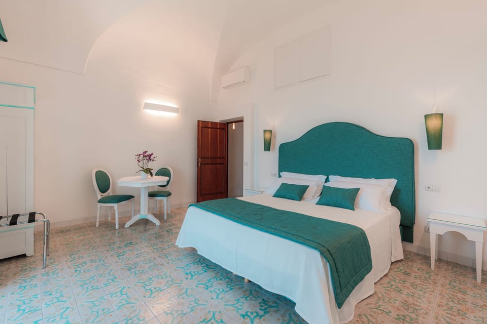 Camera Deluxe, 1 letto king, vista mare, balcone | Free minibar, in-room safe, desk, blackout drapes