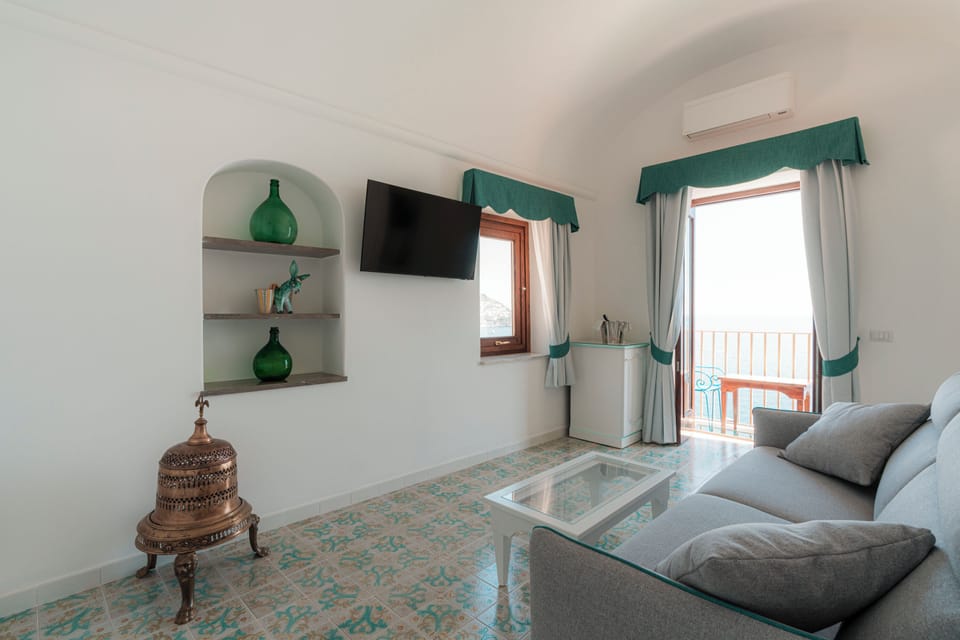 Camera Deluxe, 1 letto king, vista mare, balcone | Living area | 42-inch TV with satellite channels