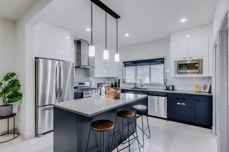 Modern & Bright fully equipped kitchen with eating bar.