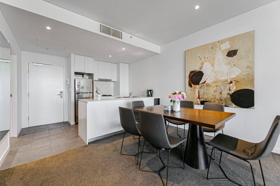 dining area with 6 seats