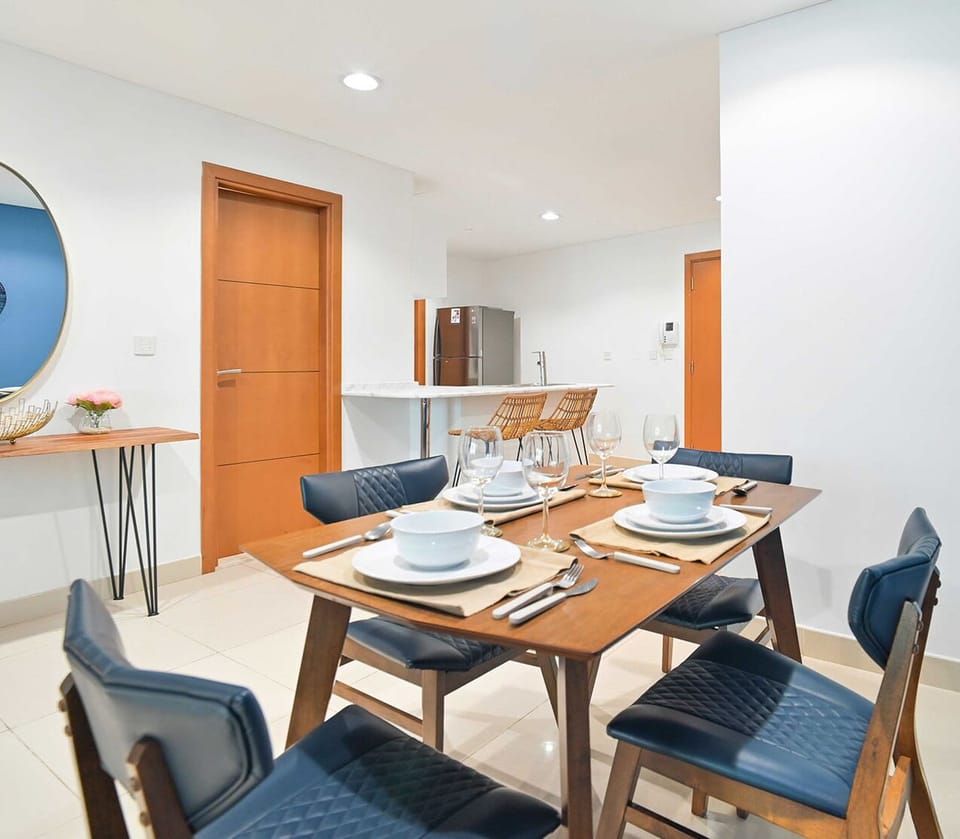Deluxe Apartment, Sea View | In-room dining