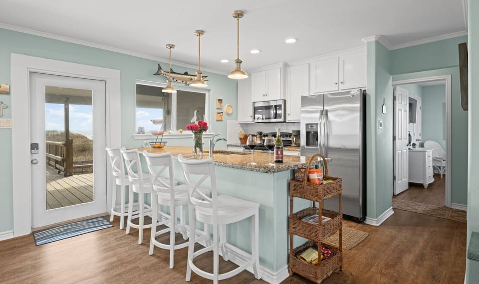 Updated Kitchen with Granite Counters & Stainless Appliances