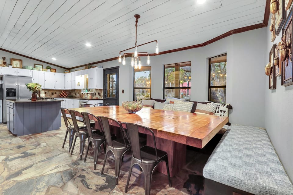 Dining room adjacent to the kitchen