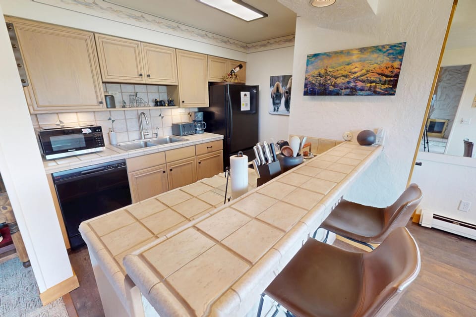 Fully Equipped Kitchen with Kitchen Bar for 2 - Fully Equipped Kitchen with Kitchen Bar for 2