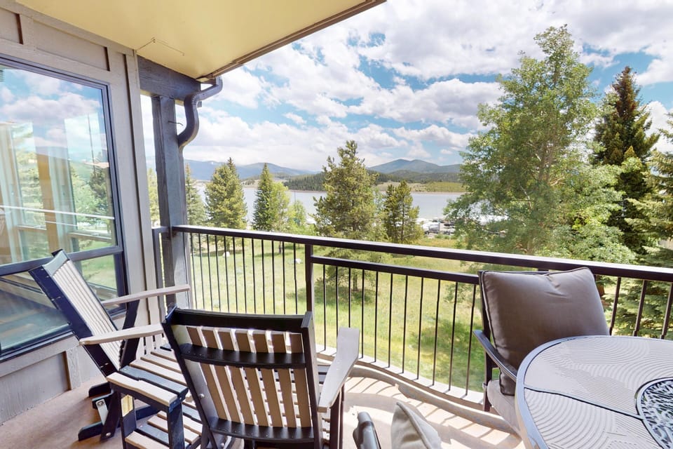 Summer Lake and Mountain Views - Summer Lake and Mountain Views