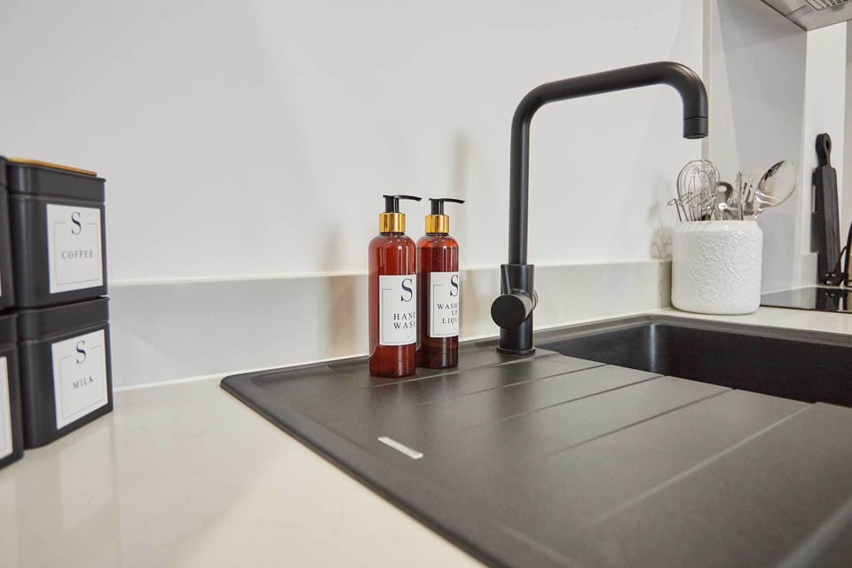 Apartment 4, Upton House, Northampton - Host & Stay