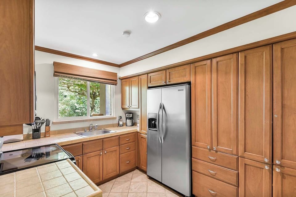 A fully equipped kitchen, perfect for preparing meals during your stay.