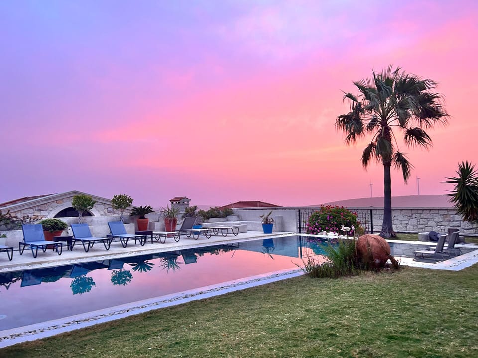 Sunset view, large & private pool.