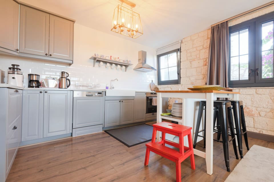 Fully equipped kitchen.