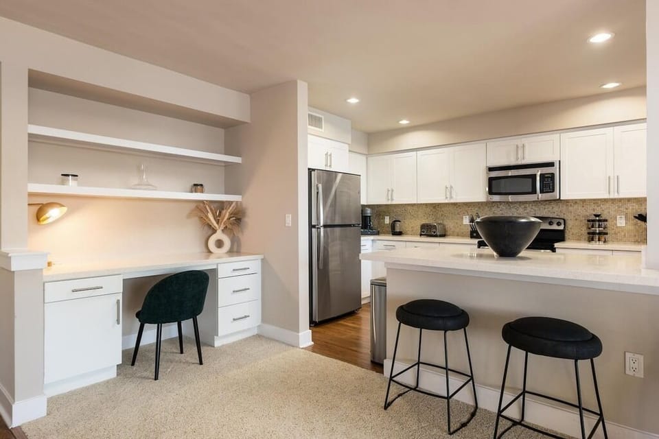 Modern, fully equipped kitchen with stainless steel appliances. Chef's dream!