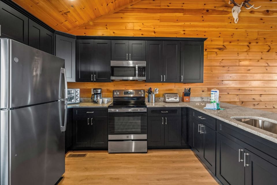Swimming in the Smokies' fully-equipped kitchen