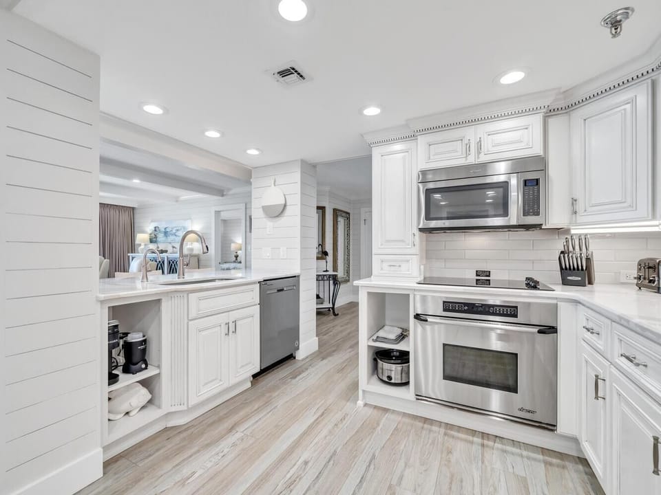 Condo, Multiple Beds (Waterview Towers 201) | Private kitchen | Oven, toaster