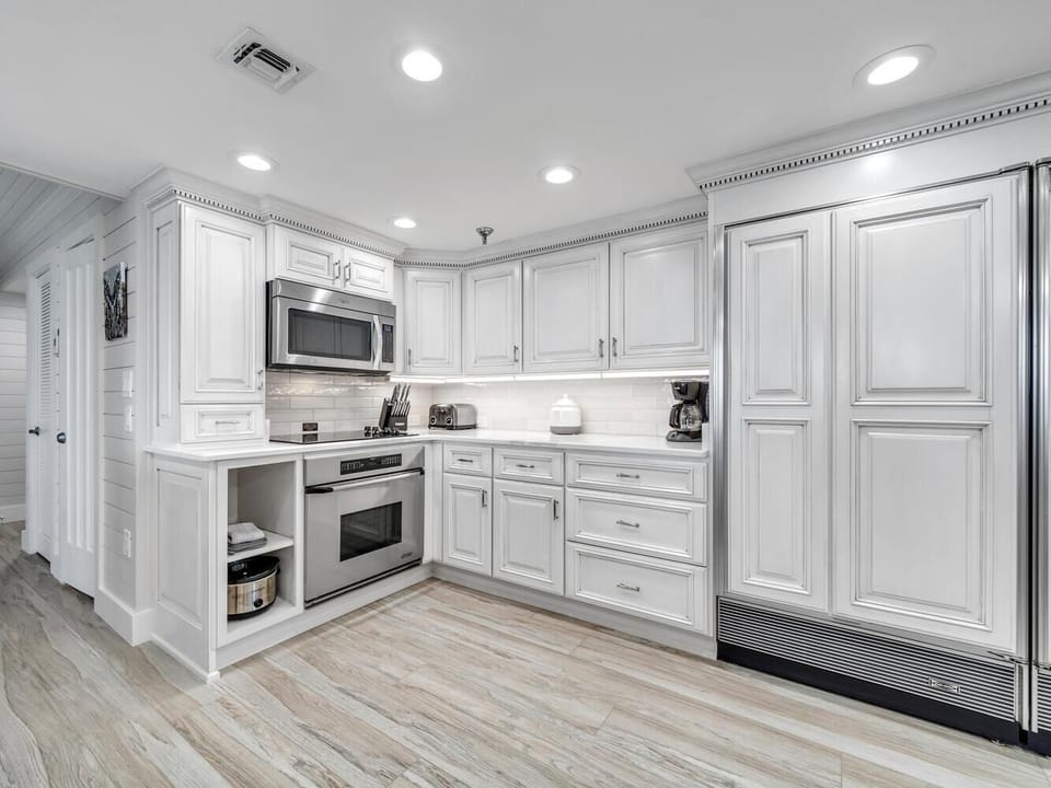Condo, Multiple Beds (Waterview Towers 201) | Private kitchen | Oven, toaster