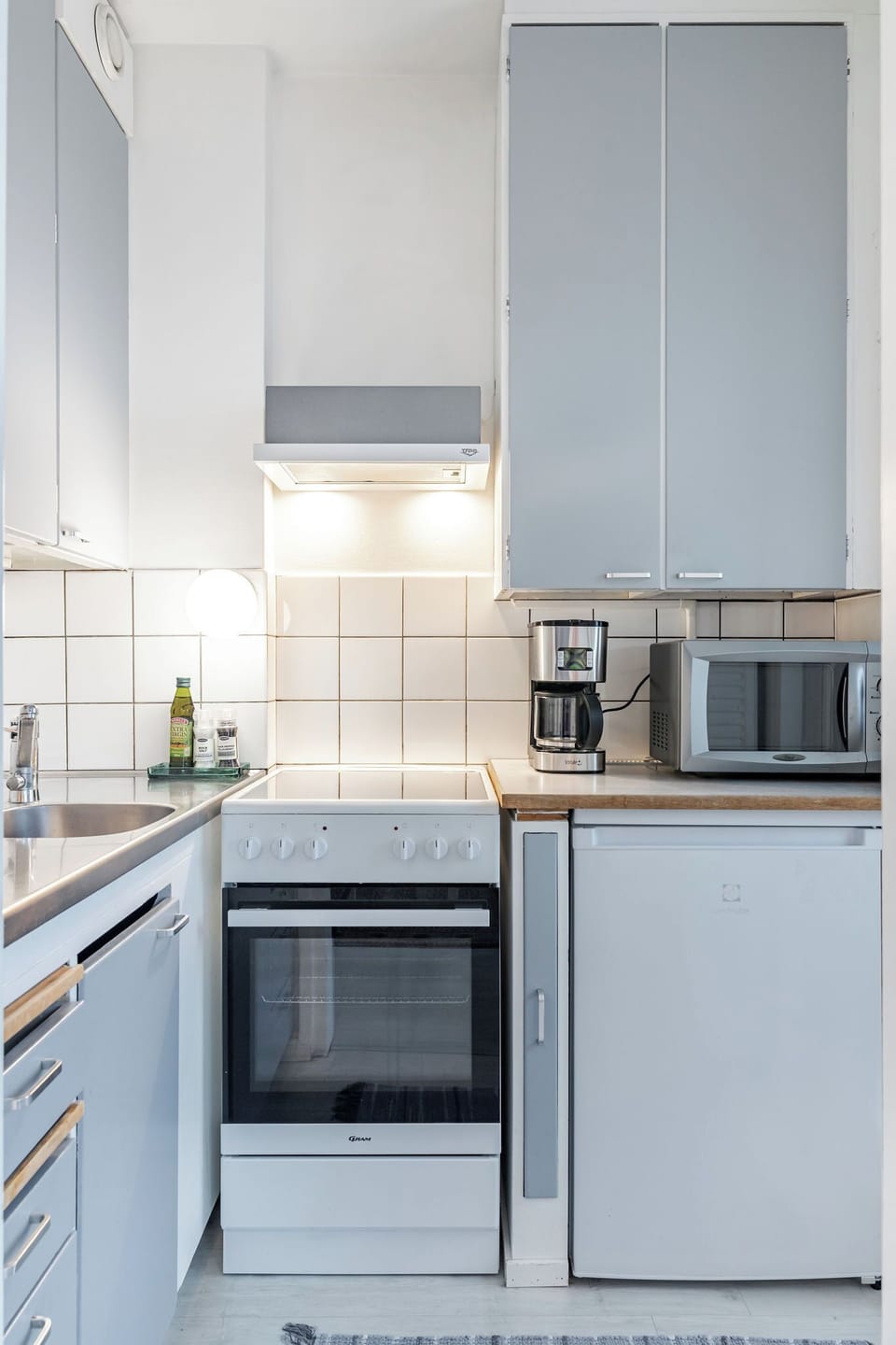 Comfort Studio, Balcony, City View | Private kitchen | Coffee/tea maker, electric kettle, toaster