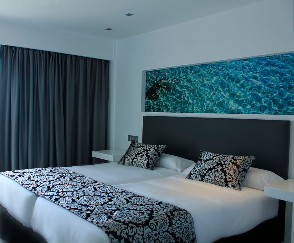 Standard Double Room | Egyptian cotton sheets, premium bedding, minibar, desk