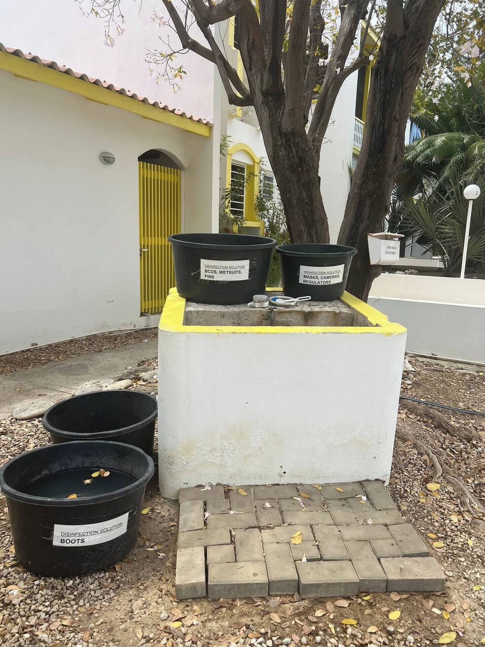 Dive rinse tanks