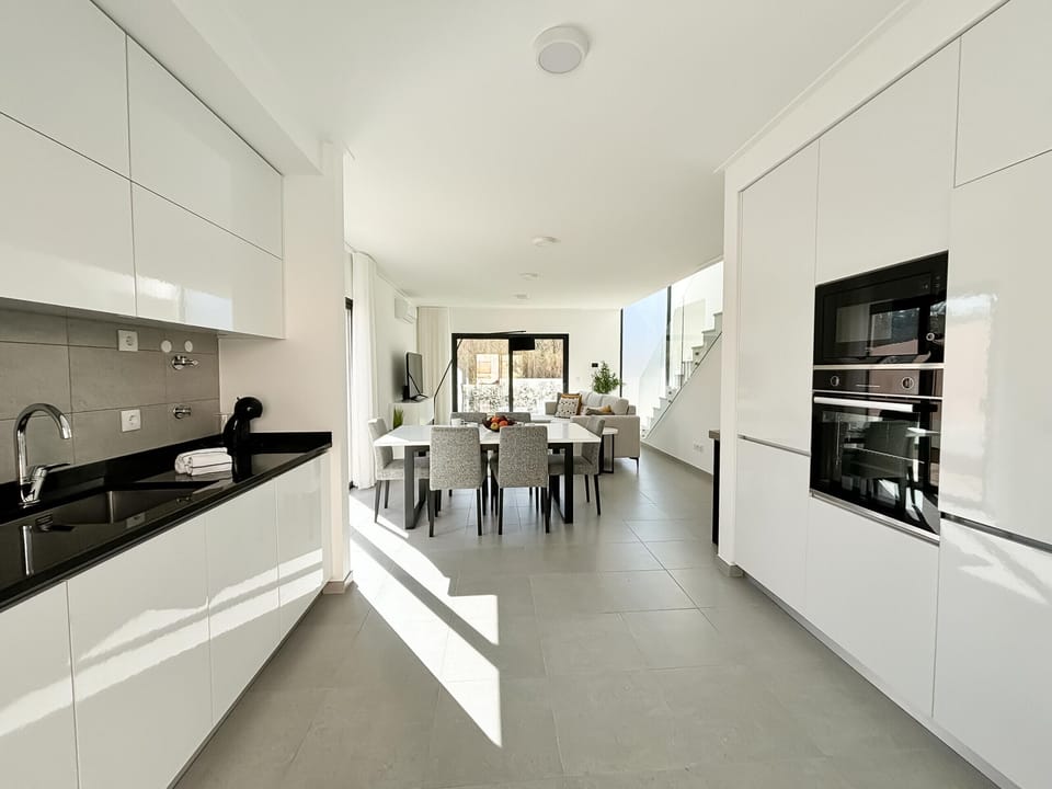 Casa do Cruzeiro, in Foz do Arelho, near the beach and Óbidos Lagoon. Modern environment, garden, and leisure area. Ideal for families and groups in the West.