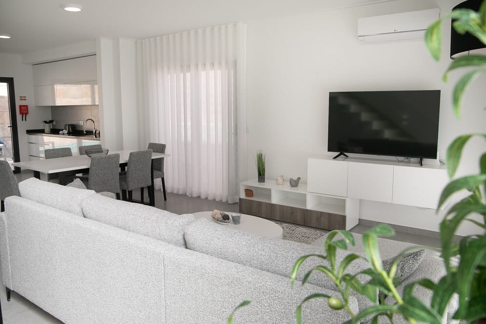 Casa do Cruzeiro, in Foz do Arelho, near the beach and Óbidos Lagoon. Modern environment, garden, and leisure area. Ideal for families and groups in the West.