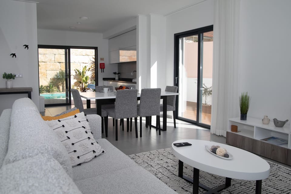 Casa do Cruzeiro, in Foz do Arelho, near the beach and Óbidos Lagoon. Modern environment, garden, and leisure area. Ideal for families and groups in the West.