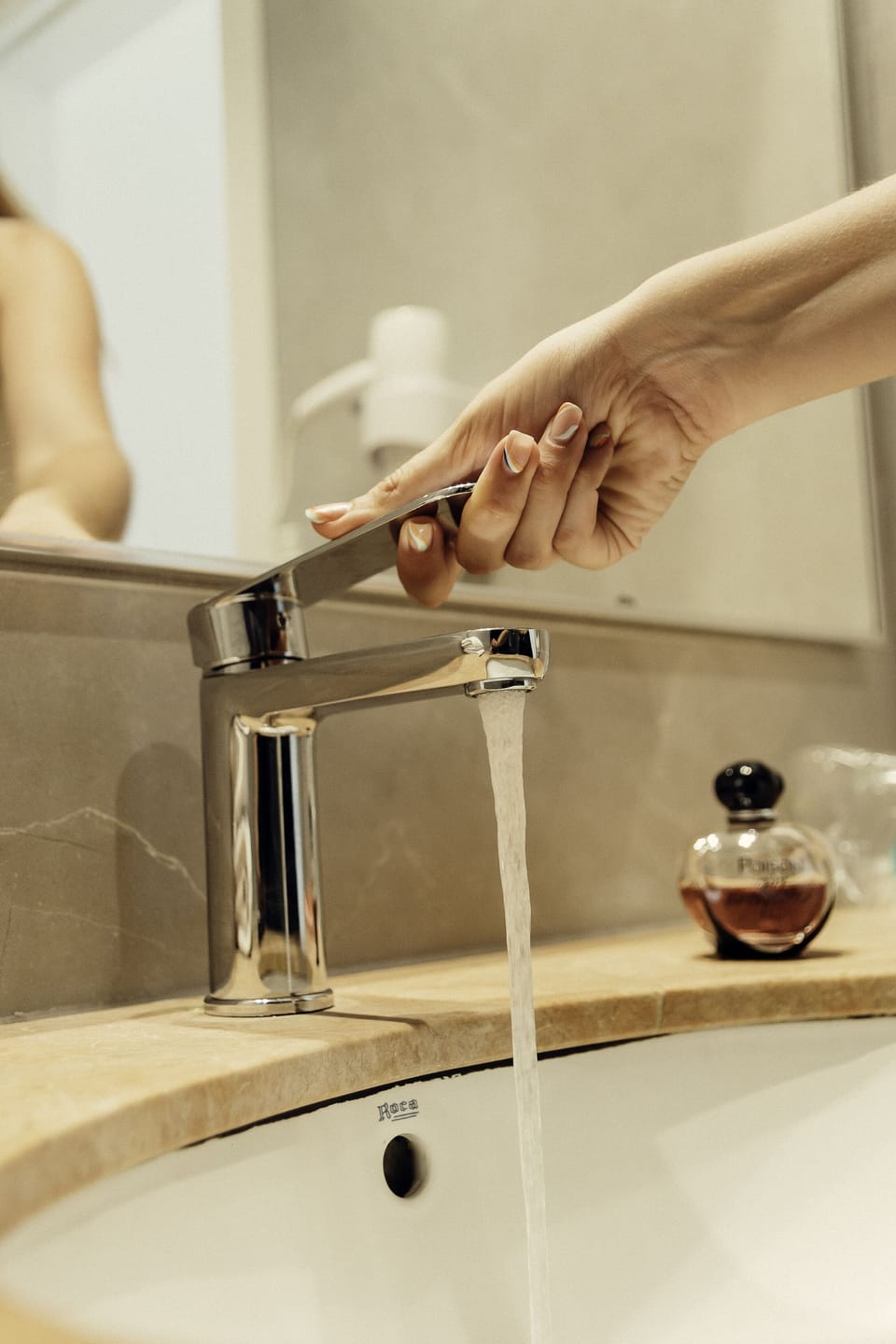 Bidet, towels