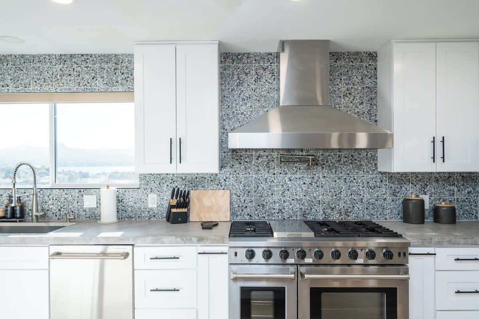 Fully stocked kitchen with the all the amenities. 