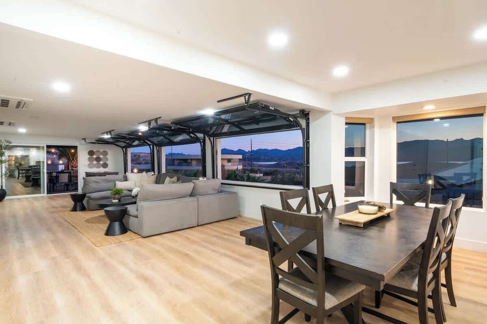 The indoor/outdoor vibes.  Please note these roll up doors are locked during summer months during heat.  Access can be proviced upon requet October through April. 
