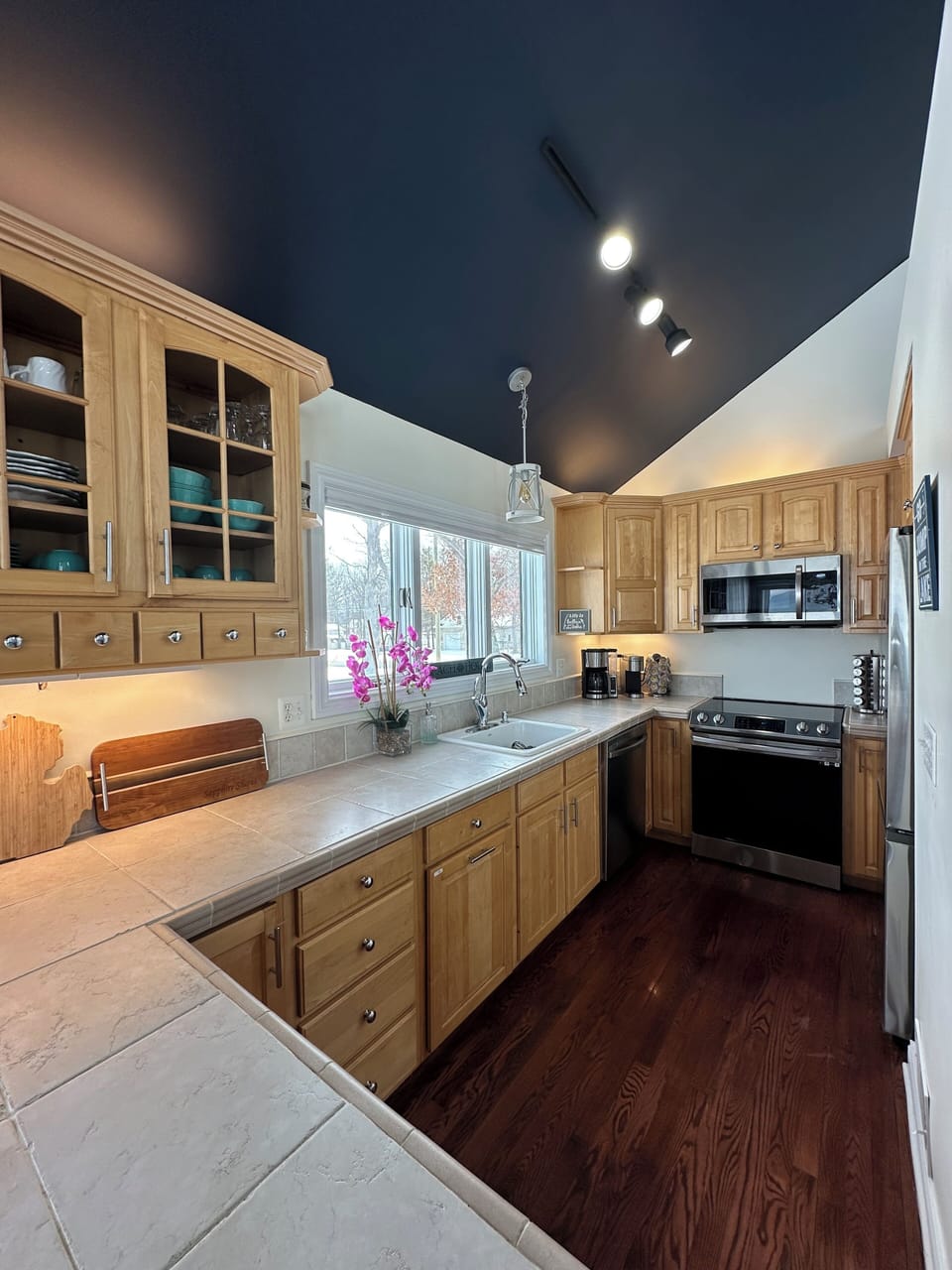 Cook up a storm in this fully equipped modern kitchen.