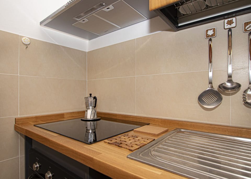 Kitchen-Mirna-Elba Island