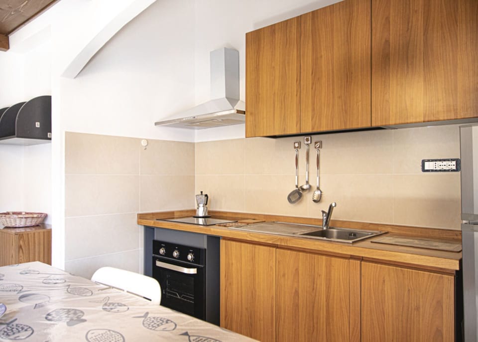 Table and kitchen-Mirna-Elba Island